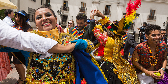 CON TARKAS Y TAMBORES CARNAVAL ANDINO CON LA FUERZA DEL SOL LLENÓ DE MÚSICA, ALEGRÍA Y BAILE A LA MONEDA