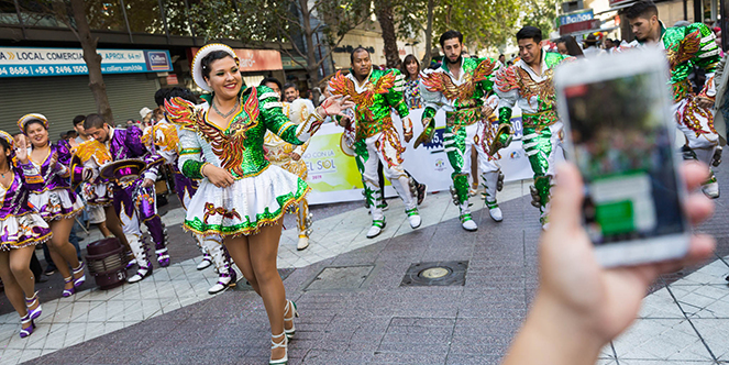 PASACALLE CARNAVAL ANDINO CON LA FUERZA DEL SOL: DE 21 DE MAYO AL PASEO AHUMADA