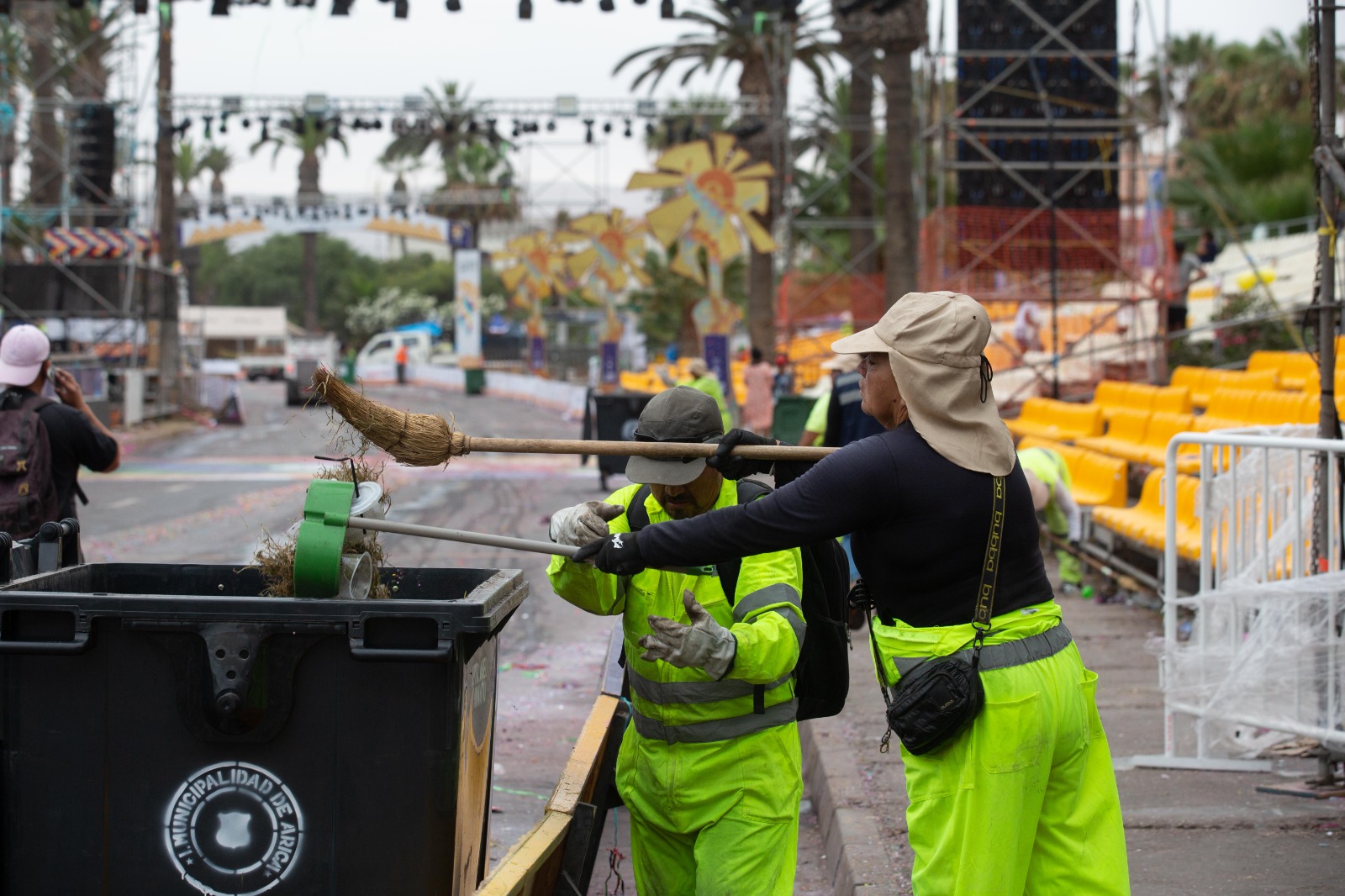 ¡Barren con todo! equipos municipales han recogido 300 toneladas de basura en el circuito del Carnaval de Arica